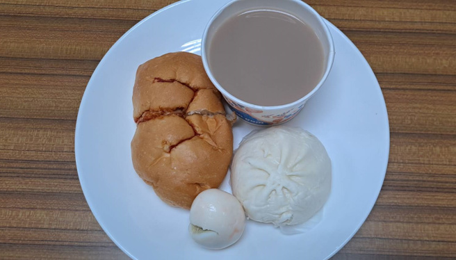 今（25）日早餐餐点，一套餐点40元，餐点计有 「热狗麵包」、「笋香包」、「红麴蛋」及「豆浆红茶」等 4 项。（图／警专提供）