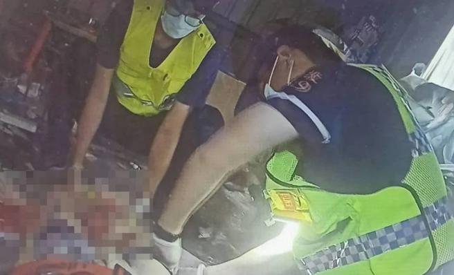 竹山民宅昨（24）发生气爆，警消入内时，发现1名男子双脚膝盖以下血肉模糊，地面全是碎肉块，最后只找到双脚脚掌，送医后已确定无法接回。（翻摄自记者爆料网）
