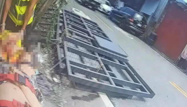 竹山民宅昨（24）发生气爆，警消入内时，发现1名男子双脚膝盖以下血肉模糊，地面全是碎肉块，最后只找到双脚脚掌，送医后已确定无法接回。（翻摄自记者爆料网）