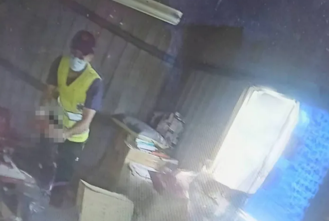 医护人员在现场搜寻男子的残肢。（翻摄自记者爆料网）
