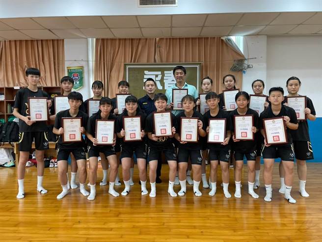 信义分局特别邀请学生共同合作，一同担任社区反诈宣导使者。（翻摄照片／林郁平台北传真）