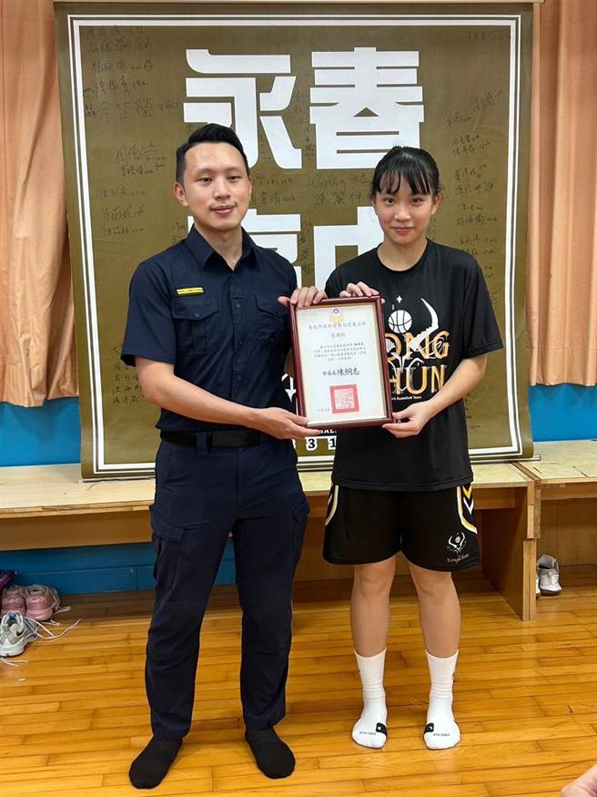 信义分局特别邀请学生共同合作，一同担任社区反诈宣导使者。（翻摄照片／林郁平台北传真）