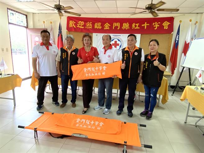 金民加油站董事长谢来静(左三)代表公司捐赠2副担架给金门红十字会，以充实该会人道救援所需的紧急医疗救护工具。(于家麒摄)