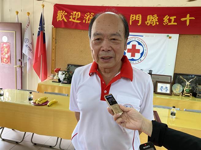 金门红十字会会长洪国正非常感激社会各界的爱护与肯定，红会伙伴今后将更尽心持续为乡亲服务。(于家麒摄)