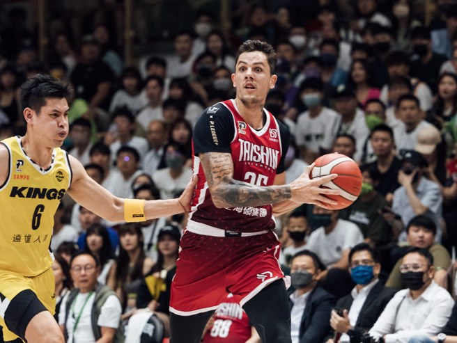 卡拉曼持球摆脱杨敬敏的防守。(台新梦想家提供)
