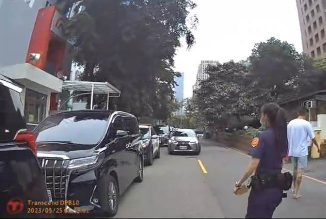 蔡姓家长13人开10辆车到幼儿园前要跟汪姓家长谈判，警方不敢大意将他们驱离。（翻摄照片／张亦惠台中传真）