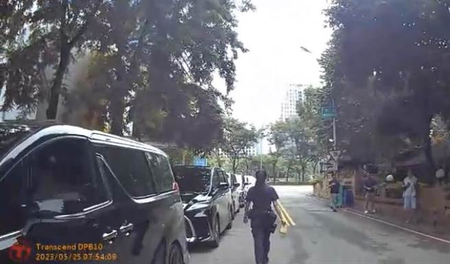 蔡姓家长13人开10辆车到幼儿园前要跟汪姓家长谈判，警方不敢大意将他们驱离。（翻摄照片／张亦惠台中传真）