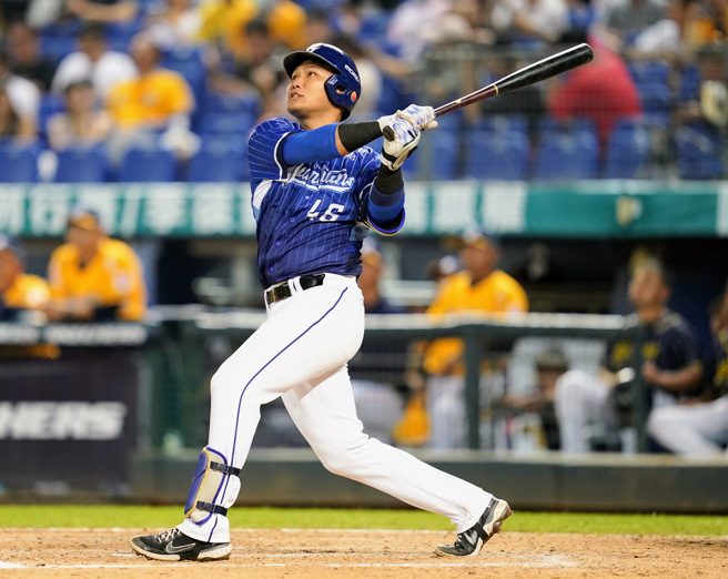 富邦悍将范国宸在9局敲出三垒安打开启逆转攻势。（富邦悍将提供）