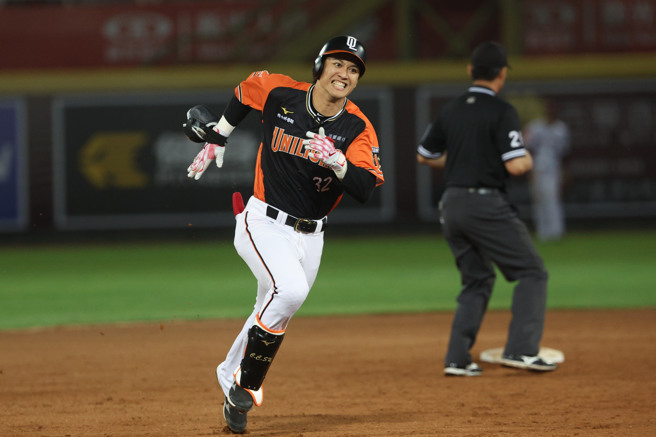 统一狮苏智杰代打敲出三垒安打。（统一狮提供）