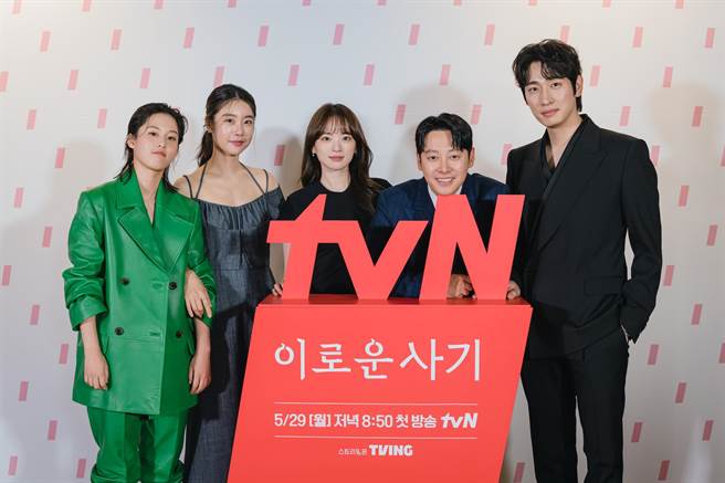 李妍（左起）、朴素珍、千玗嬉、金东旭、尹博出席《有利的诈欺》记者会。（friDay影音提供）