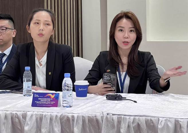 前往沙国寻找合作对象的充电桩厂商驰诺瓦科技董事长特助吴佩绮(右)，表示「当地是开发处女地」。(图／王玉树利雅德传真)