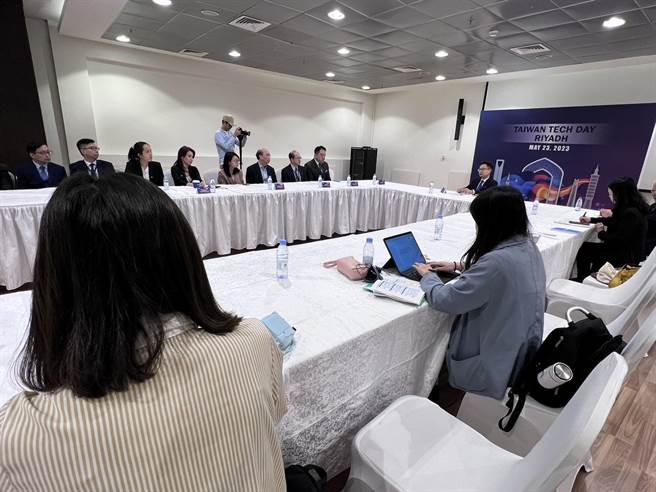 10家台厂前往沙乌地拉伯探寻2030愿景商机，外贸协会董事长黄志芳(前方主席者)与业者讨论此行收穫与后续作法。(图／王玉树利雅德传真)