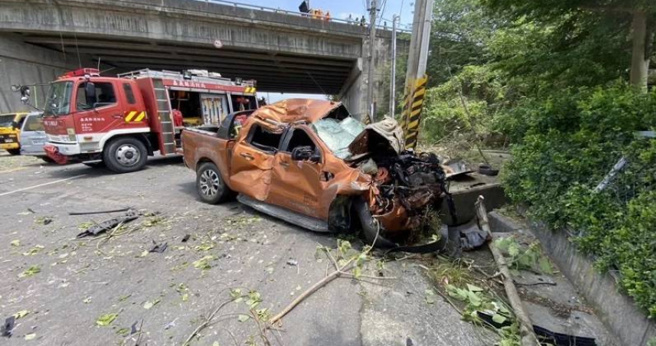 国道三号中埔水上段发生一起车祸，男子驾驶皮卡车擦撞外侧车道的游 览车后，衝出护栏坠落平面车道，车头几乎全毁，驾驶浑身是伤送医救治。（图／翻摄照片）