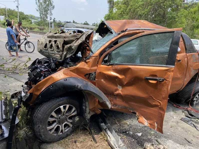 国道三号中埔水上段发生一起车祸，男子驾驶皮卡车擦撞外侧车道的游 览车后，衝出护栏坠落平面车道，车头几乎全毁，驾驶浑身是伤送医救治。（图／翻摄照片）