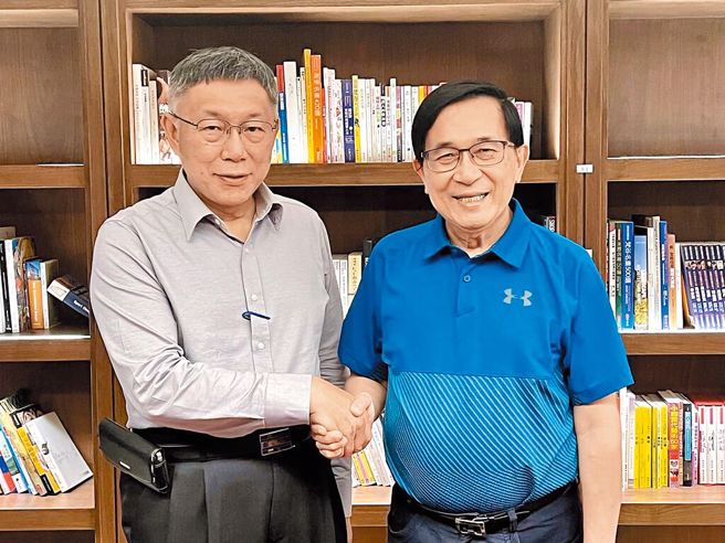 民眾黨主席柯文哲（左）前往台南拜會前總統陳水扁（右）。（摘自陳水扁新勇哥物語臉書粉專）