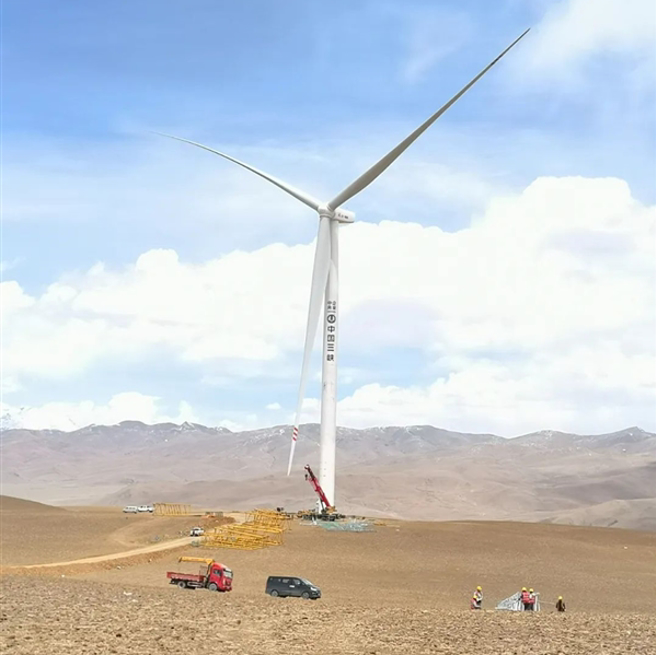 三峡西藏措美哲古风电场位于喜马拉雅山北麓的山南市措美县哲古镇，海拔5000至5200公尺之间。（图／快科技）