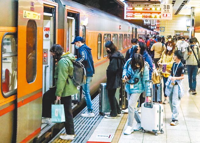 连续假期太多，补班引发民怨，人事行政总处明年连假规划倾向「补班最少」的「仅小年夜弹性放假」方案。（本报资料照片）