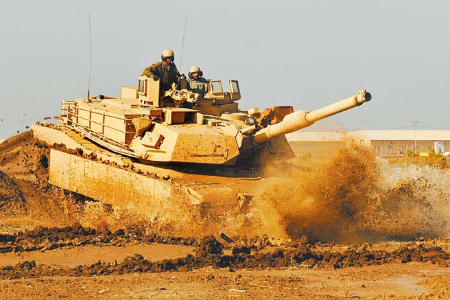 美國陸軍在伊拉克訓練伊拉克士兵操作M1A1坦克。（摘自美國陸軍官網）