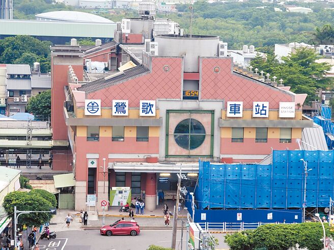 新北市府与台铁2021年重启莺歌铁路立体化工程计画，其中一方案拆迁房屋最少，但全线将北移至山侧。新北市议员卓冠廷昨日质询时表示，车站若北移，莺歌市区将没落。捷运局回应，目前仍是3个方案，后续将开说明会，倾听民意。（蔡雯如摄）