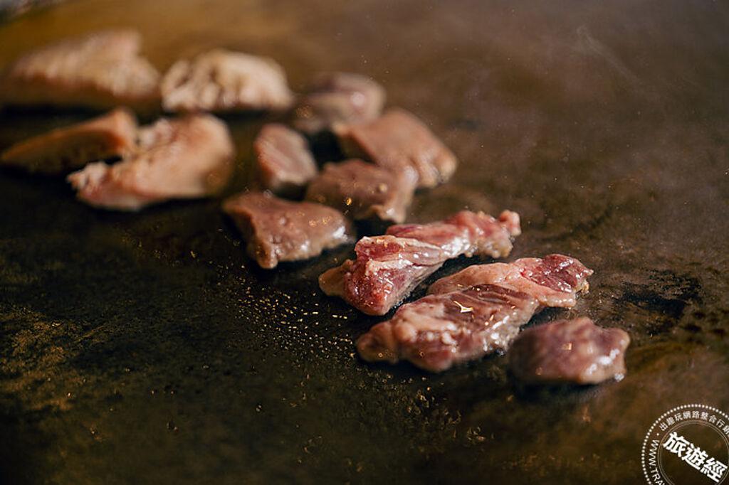 鐵板牛雜一次能吃到紐西蘭牛肚、台灣牛心、美國prime級冷藏肋眼邊肉等三種部位。（旅遊經提供）