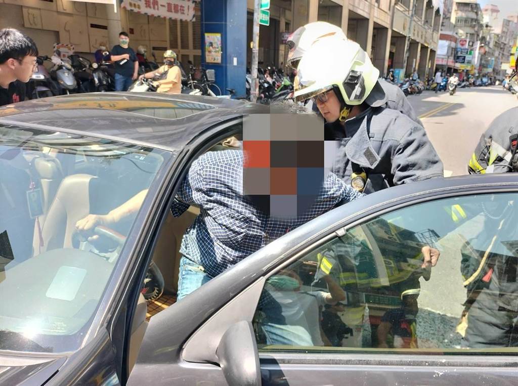 [新聞] 新莊男駕車停路中央昏睡 警消破窗發現疑毒駕