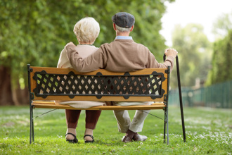 「人生還沒有結束」老年保險怎麼買？教你從4面向思考