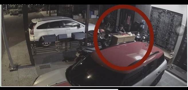 许嫌当自己一样东翻西翻的。（民眾提供／吴佩蓉宜兰传真）