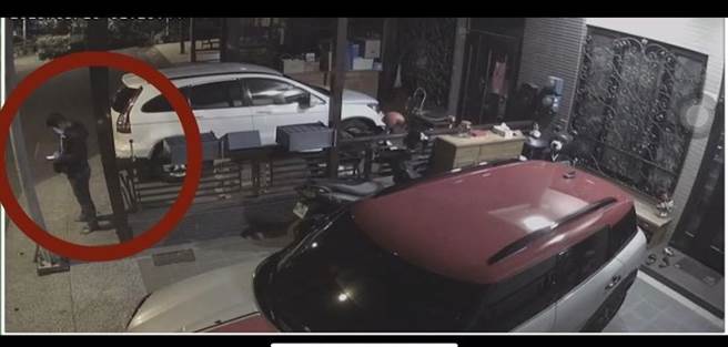 许嫌偷完东西后，一副老神在在样站在被害人家的骑楼划手机。（民眾提供／吴佩蓉宜兰传真）