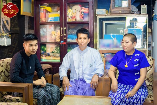 缅甸一名富婆看中一个小鲜肉(左)，带领大批人马与聘金衝到对方家中「提亲」，只见男方面露愁容，相当不愿意。(图／脸书Eternal Weint Sein Gold & Jewelry)