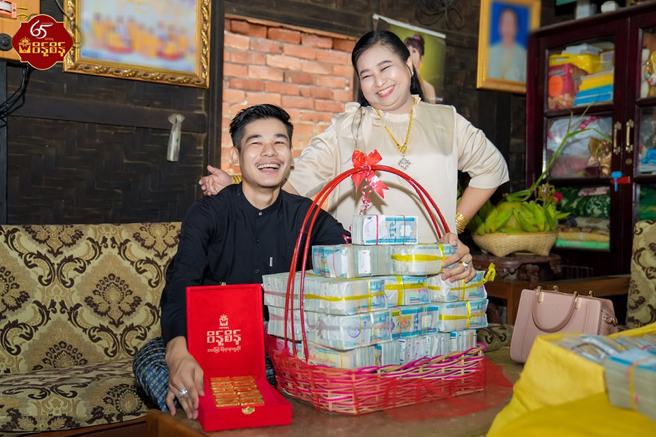 富婆将一捆又一捆的现金拿出来后，小鲜肉瞬间笑开怀，藏都藏不住。(图／取自脸书Eternal Weint Sein Gold & Jewelry)