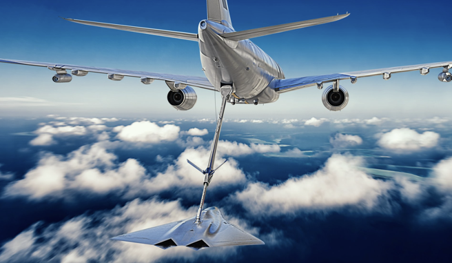 洛马公司在一幅空中加油机的渲染图中添加了一架外型特别的战机，被认为可能是其NGAD 的概念图。（图／洛马公司）