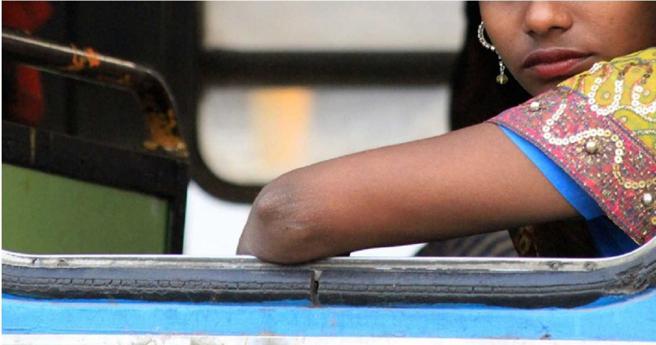 9岁女童头卡在车窗中司机竟没发现。（示意图／Pixabay）  