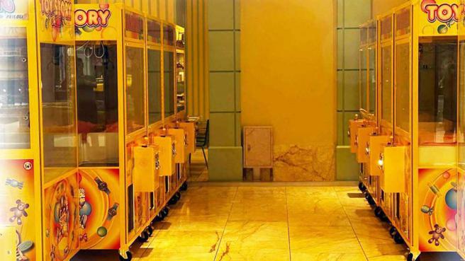 高雄林皇宫主打的「森林百匯」自助餐buffet退场后，有一半空间摆设近百台夹娃娃机，氛围格格不入。（图／报系资料照）