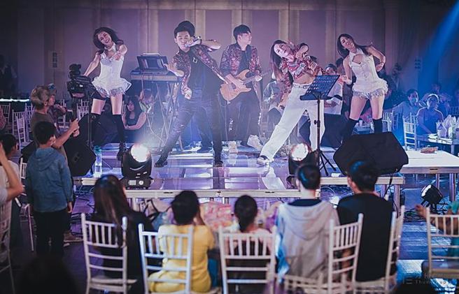 台南晶英邀请「Party i乐团」担任7月12日「晶曲KTV」表演嘉宾，每人只要550元起，饭店也有提供六人揪团欢唱价2,999元等多种选择。（图／台南晶英酒店提供）
