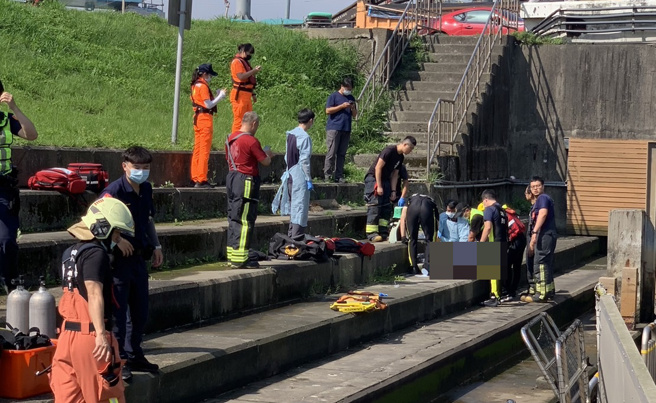 砂石车衝入八里港护城河剩「车尾露出」，驾驶无生命迹象。(消防局提供)