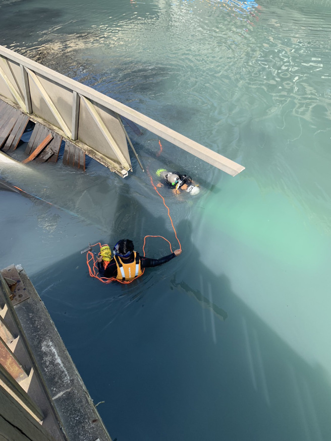 砂石车衝入八里港护城河剩「车尾露出」，驾驶无生命迹象。(消防局提供)