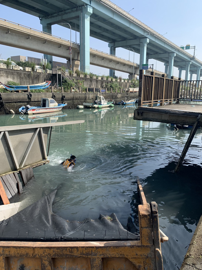 砂石车衝入八里港护城河剩「车尾露出」，驾驶无生命迹象。(消防局提供)