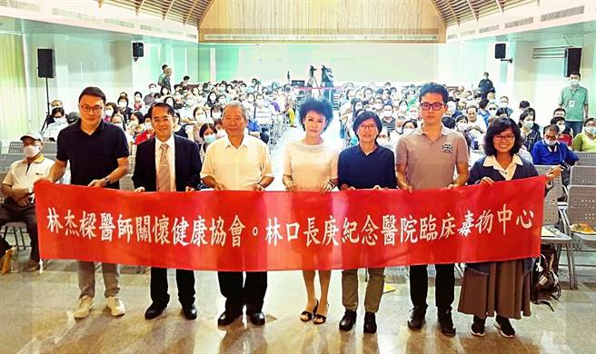 林杰梁大儿子、顏宗海、前宜兰农田水利会长许南山、护理师谭敦慈（林杰梁夫人）、长庚大学放射医学研究院副研究员林中英、林杰梁小儿子2020年到水利会举办卫教演讲。（顏宗海提供／林周义台北传真）