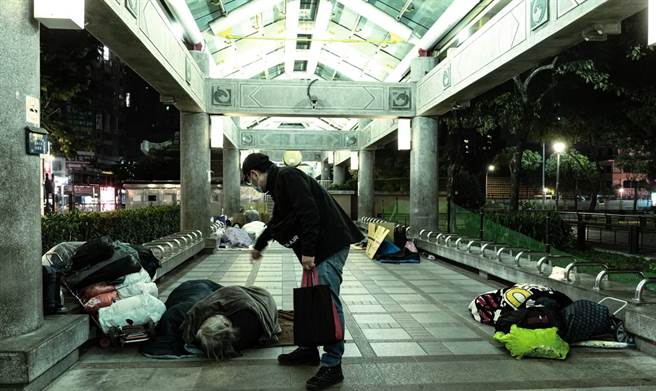 社工们会定期夜访艋舺公园，发放保暖物资给无家者。（楚怡钧提供）