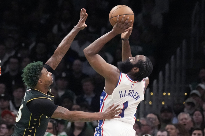 史马特（左）季后赛对位哈登（右）。（美联社资料照）