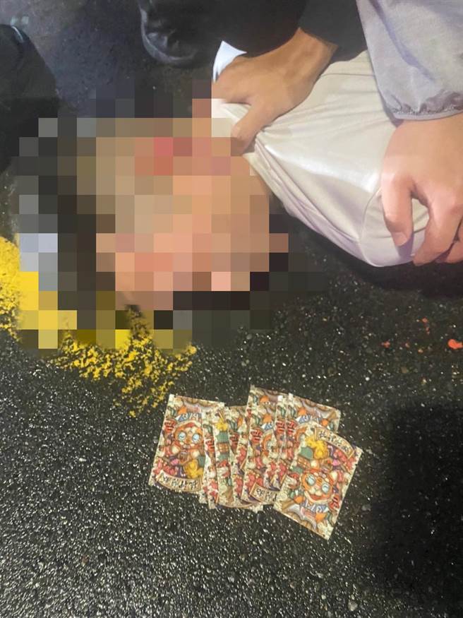 三重警方24日晚间9时许逮捕一名明仁会贩毒分子，他将毒品以「特调精神饮品」代称，透过社群平台散布广告揽客，遭警方派员乔装买家诱出后逮捕。(黄敬文翻摄)