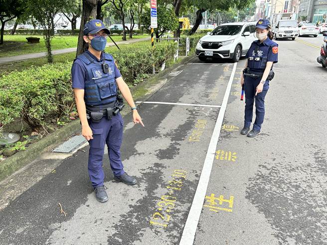 新竹县警局今年1至4月份于各学校周边约取缔3800件违规停车及违规临时停车，未来将加强取缔力道。（竹县警局提供／邱立雅竹县传真）