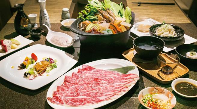 「料理东西军」餐券一套6张7890元，可在馆内3间餐厅使用，1张餐券即可兑换「月儿弯弯」涮涮锅1份。(北投大地酒店提供)