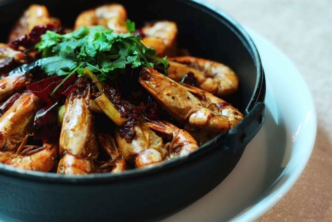 限量的「奇岩一号」中式套餐，吃得到藤椒老罈酸菜牛、川味乾锅酒酿虾、剁椒活鲜鱼等好料。(北投大地酒店提供)