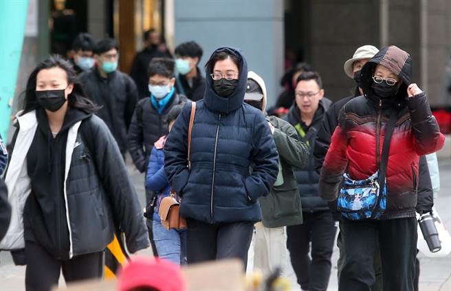 为保障行人安全交通部修法提高汽车不停让行人罚款金额。（本报资料照片）