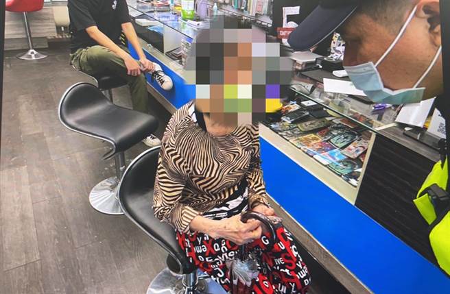 桃园市八德区1名阿嬷日前走失，所幸员警协助。（警方提供）