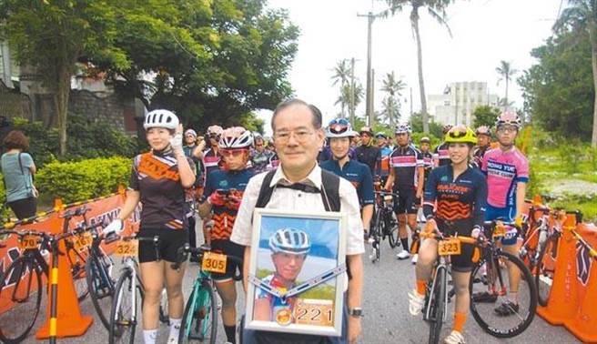日籍自行车骑士白井宽之来台参赛身亡，父亲白井良一（中）捧其遗照完成儿子遗愿，并感谢台湾民眾热心伸援。（本报资料照片）