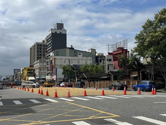 花莲市区最便利的明义街与自由街中间路段公有停车场，逾100个停车格近日画上槽化线禁止停车，引发民怨。（罗亦晽摄）