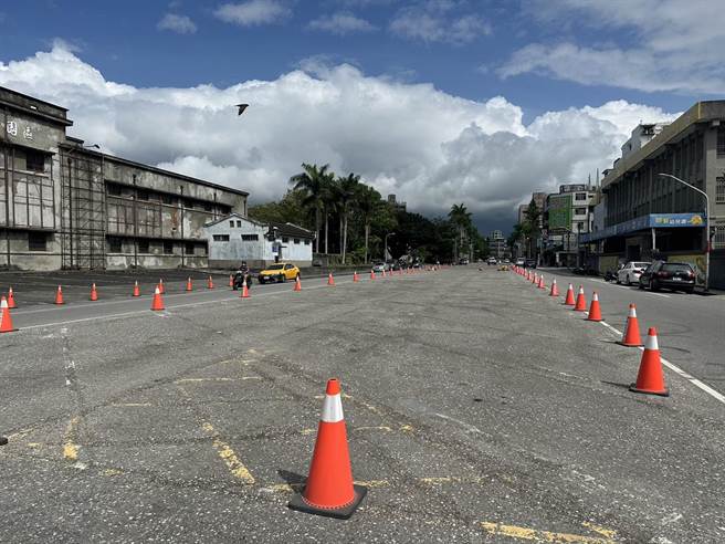 花莲市区最便利的明义街与自由街中间路段公有停车场，逾100个停车格近日画上槽化线禁止停车，引发民怨。（罗亦晽摄）