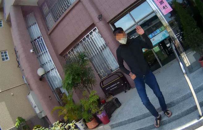 速姓男子乔装郭男，以偽造件连闯多关，持身分证与健保卡到户政事务所办人别确认申请书，终遭起疑报警，他见警方盘查仍保持冷静，主动出手招呼。（读者提供／程炳璋台南传真）